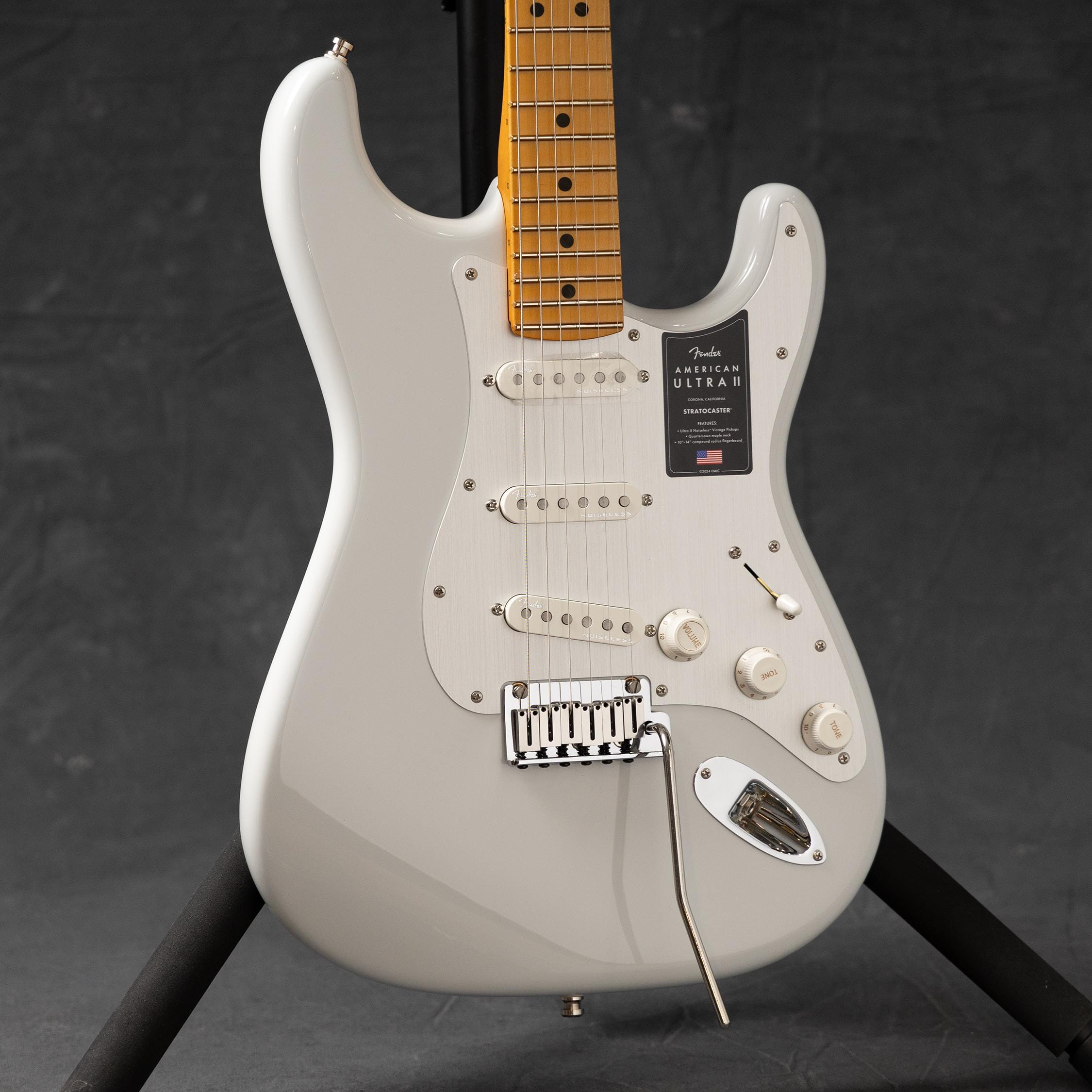 Fender American Ultra II Stratocaster®, Maple Fingerboard, Avalanche