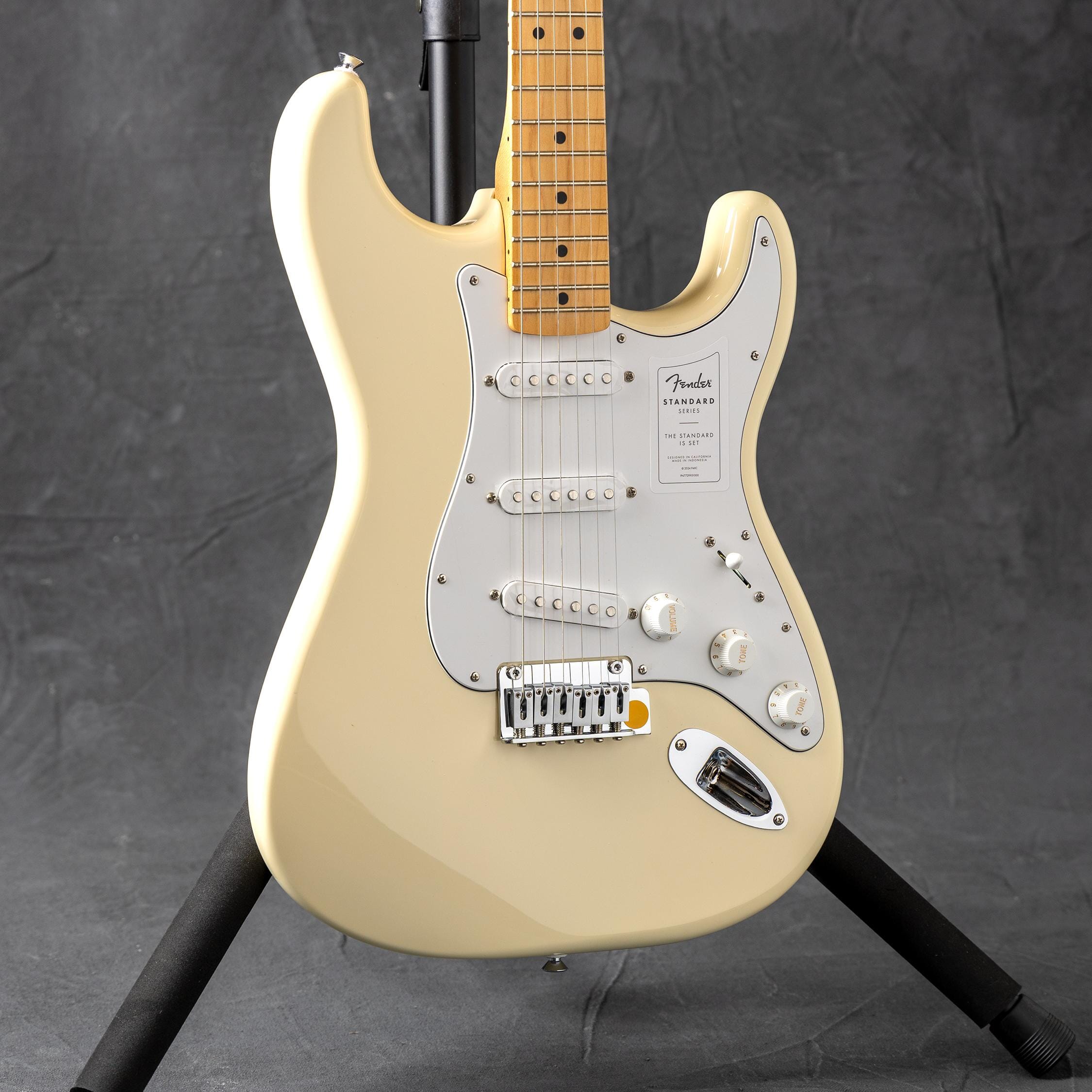 Fender Standard Stratocaster®, Maple Fingerboard, White Pickguard, Olympic White